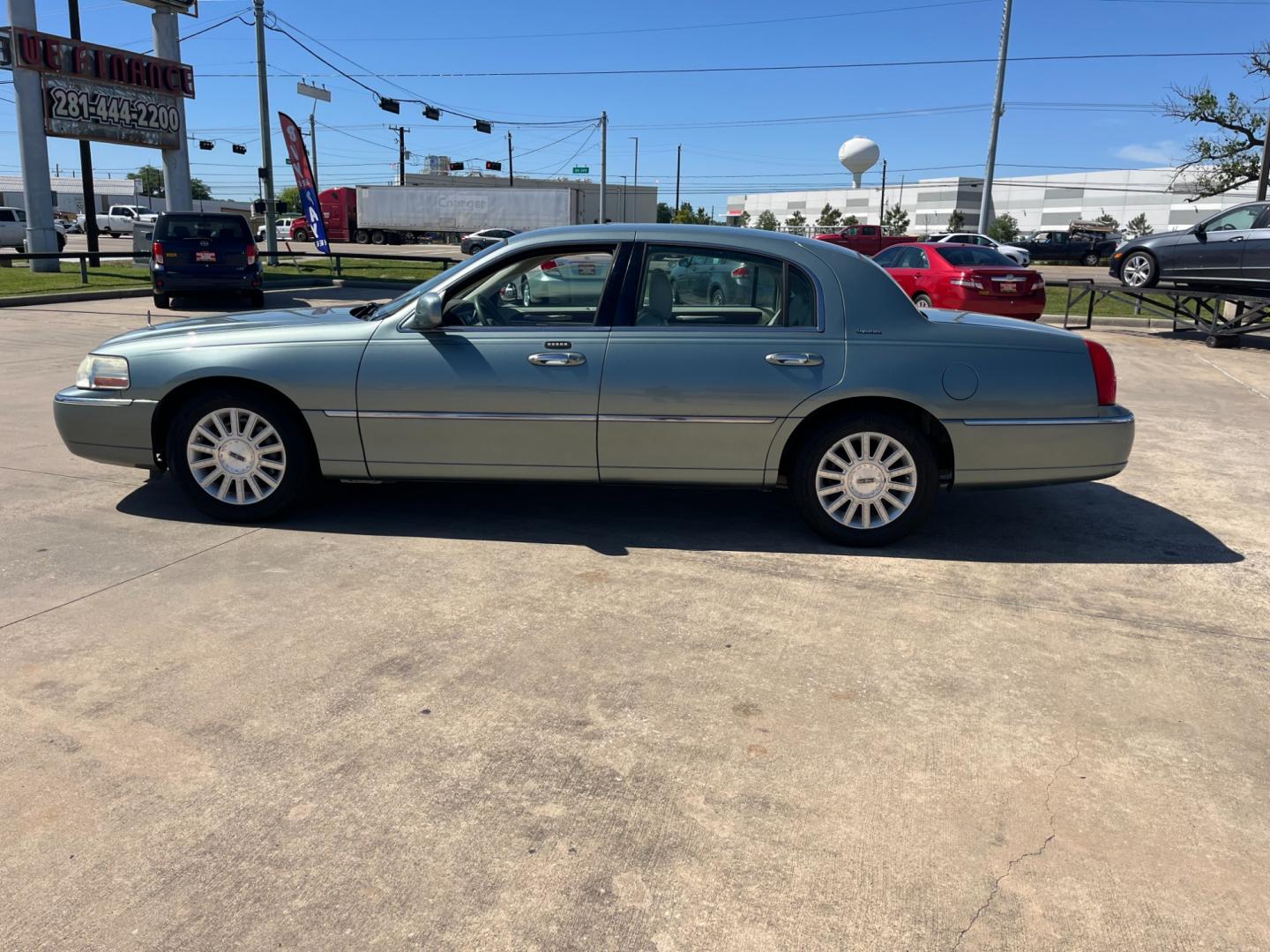 2004 green /TAN Lincoln Town Car Signature (1LNHM81W84Y) with an 4.6L V8 SOHC 16V engine, 4-Speed Automatic Overdrive transmission, located at 14700 Tomball Parkway 249, Houston, TX, 77086, (281) 444-2200, 29.928619, -95.504074 - Photo#3